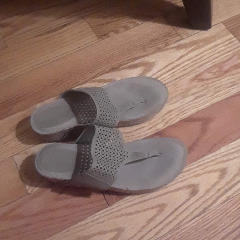 Ellen Tracey Sandals